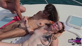 apres midi libertine 2 couples baisent sur un bateau et se font surprendre...