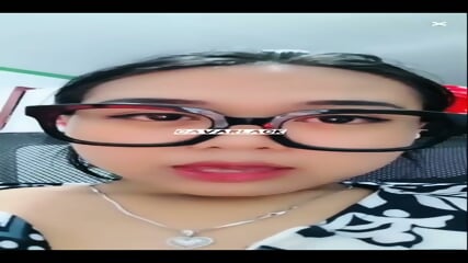 ( TELEGRAM : KEXMU ) Jejee Kacamata Ganti Baju Pamer Lendir Memek Legit