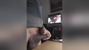 Gay Porn - Une Bonne Branlette Devant Un Mec Qui Se Fait Baiser Par Une Trans 6 Min