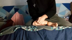 Amateur Foot Tickling – Casual Tickle Time Face Down with My Argentine Girlfriend - Part 1