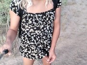 dulce travesti con minivestido y sandalias de plataforma camina sexy en publico