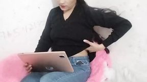 College girl ne video call par apni boyfriend ko chuchi dikhai