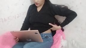 College girl ne video call par apni boyfriend ko chuchi dikhai