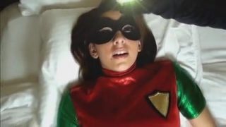 バットガールとロビンのコスプレイヤーがレズビアンの悪役に拘束されオーガズムを強制される