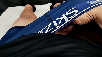 Gozando depois que a novinha me deixou excitado com sua buceta molhadinha enquanto brincava