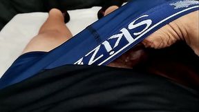 Gozando depois que a novinha me deixou excitado com sua buceta molhadinha enquanto brincava