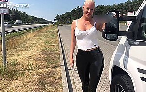 Lara-cumkitten, fick drive in an der a1 spritz meinen
