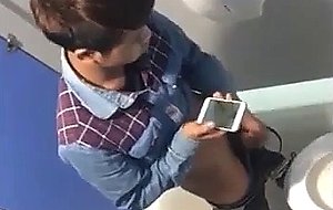 Punhetas no banheiro publico