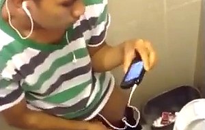 Punhetas no banheiro publico