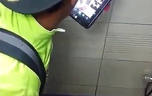Punhetas no banheiro publico