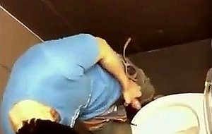 Punhetas no banheiro publico