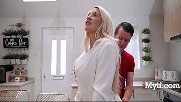 Stepmom Sienna Day takes anal as a friendly gesture