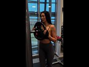 Big tits bounce as she lifts heavy weights 😳