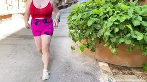 Een brute blond cowgirl neemt een enorme lul in het openbaar.
