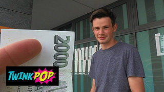 He helps a cute guy pay for his parking ticket for a fuck as exchange