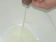 hombre joven desesperado pissing, erección matutina, primer plano