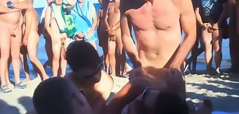 couple echangiste baise a la plage