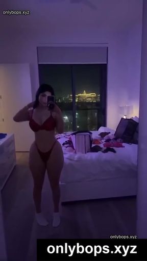 Amateur teen celebrity shows off her onlyfans content