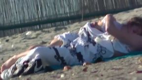 Coppietta giovane italiana fa sesso in spiaggia