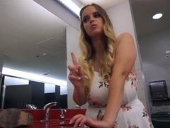 amateur blonde solo webcam