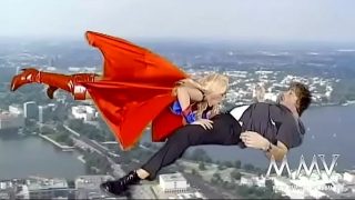 Kelly Trump en cosplay avec Supergirl en train de sucer une bite en volant