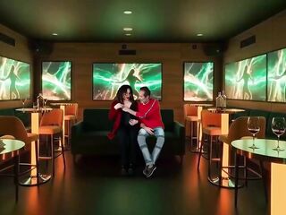 Masturbé al gerente de un club nocturno en la sala VIP, mi cornudo filmó todo desde otra mesa.