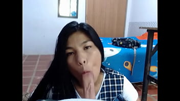 Venuslatina2 - le pido ayuda y acambio le doy una mamada.