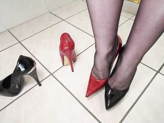 Lady Victoria Valente: High heels fitting for fully fashioned nylons