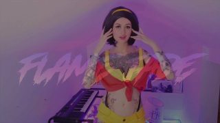 Faye Valentine de la cosplayer Cowboy Bepop se llena el culo y el coño con consoladores enormes