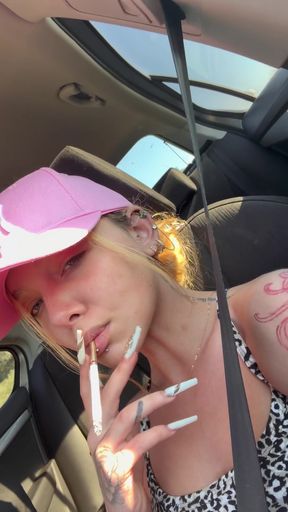 Smoking hot teen amateur strips down for a smoke break