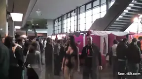 Deutscher Pornostar fickt Fan direkt auf der Venus Messe