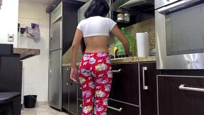 mi hijastra de 18 anos cocinando que deliciosa vista me encanta ver su gran culo
