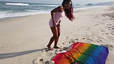 Novinho cafuçu me viu sozinha na praia e veio me chupar até gozar