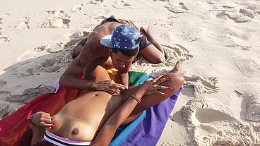 Novinho cafuçu me viu sozinha na praia e veio me chupar até gozar