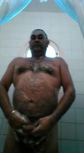 Osito caliente con una gran polla se ducha y se pajea.