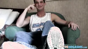 Muscled Criss jerks off and cums while showing off his naked feet