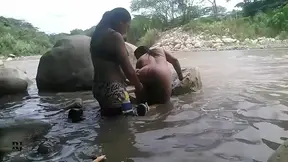 nos escapamos para el rio y nos dimos una rica cogida