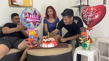 Hijastros le Celebran el Cumpleaños a su Madrastra y de Regalo Sorpresa 2 Pollas para Follarla por el Culo