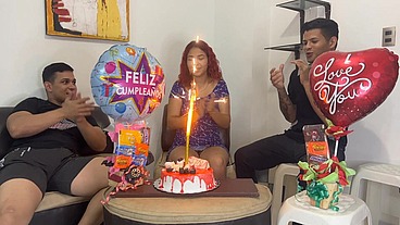 Hijastros le Celebran el Cumpleaños a su Madrastra y de Regalo Sorpresa 2 Pollas para Follarla por el Culo