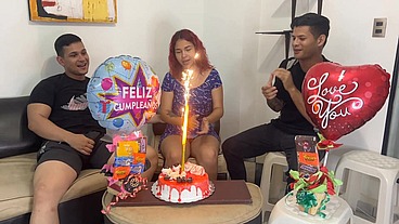 Hijastros le Celebran el Cumpleaños a su Madrastra y de Regalo Sorpresa 2 Pollas para Follarla por el Culo
