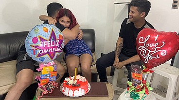 Hijastros le Celebran el Cumpleaños a su Madrastra y de Regalo Sorpresa 2 Pollas para Follarla por el Culo