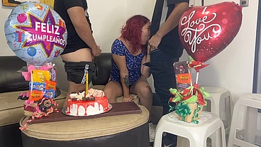 Hijastros le Celebran el Cumpleaños a su Madrastra y de Regalo Sorpresa 2 Pollas para Follarla por el Culo