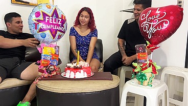 Hijastros le Celebran el Cumpleaños a su Madrastra y de Regalo Sorpresa 2 Pollas para Follarla por el Culo