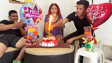 Hijastros le Celebran el Cumpleaños a su Madrastra y de Regalo Sorpresa 2 Pollas para Follarla por el Culo