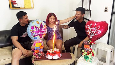 Hijastros le Celebran el Cumpleaños a su Madrastra y de Regalo Sorpresa 2 Pollas para Follarla por el Culo