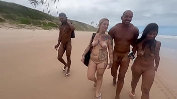 Fui na praia de nudismo da Bahia pra dar pros meus amigos pirocudos.