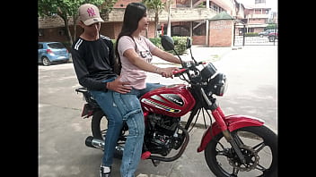 ESTABA ENSE&Ntilde_ANDO A MI VECINA DEK BARRIO ANDAR MOTO, PERO LA CACHONDA SE ME SENTO EN MIS PIERNAS Y ME EXCITO QUE RICO