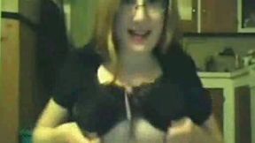 Amateur sexy blondie feels great on the webcam and flashes goodies