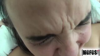 Dillion Harper mengambilnya dalam-dalam di dubur dengan klitoris besarnya dipamerkan