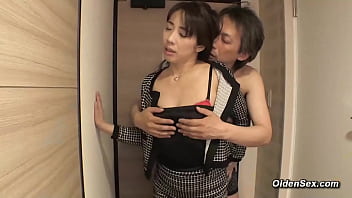 Cheating Japanese MILF gets hairy pussy fucked in hotel